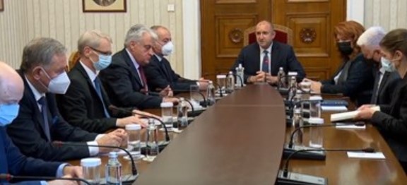 Среща със служебните министри организира в този час президентът Румен